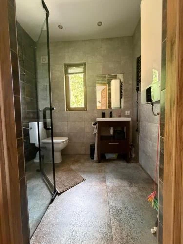 Prywatna łazienka z prysznicem w domku Stolove Chatki