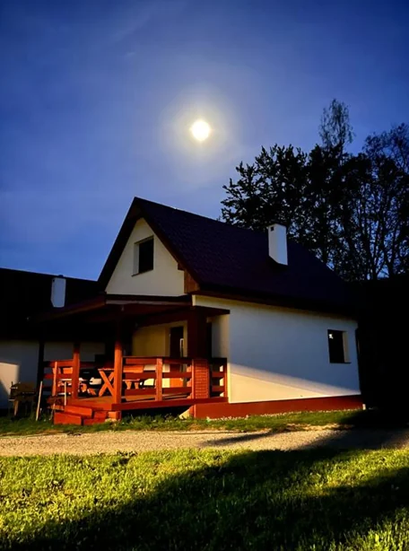 Domek wieczorem w świetle księżyca
